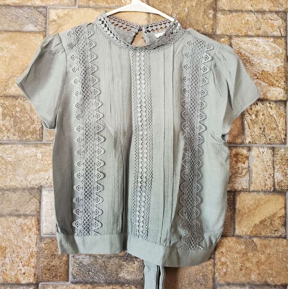 E&M woman's top